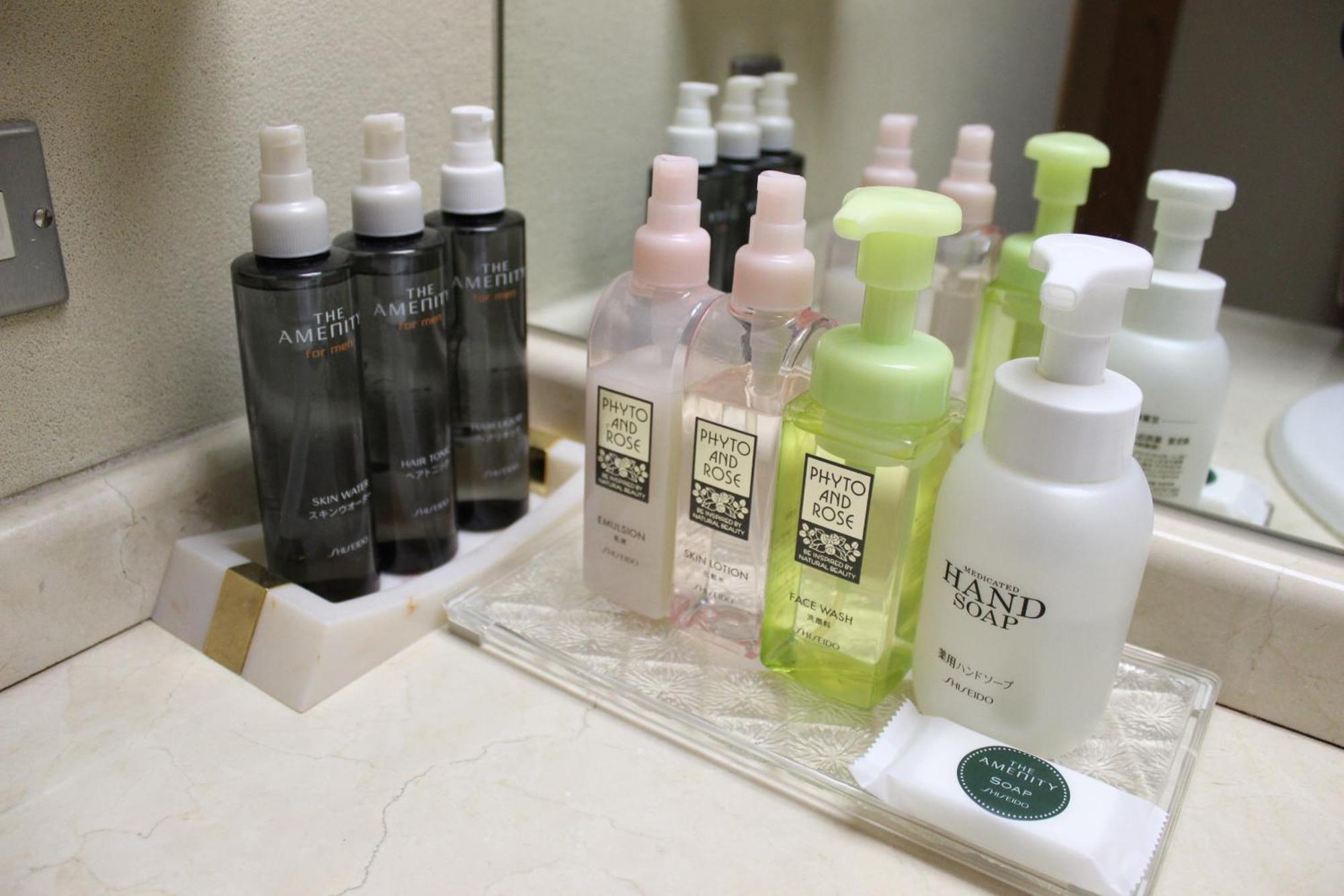 Suimeikan Gero Pokoj fotografie A selection of toiletries in a hotel bathroom